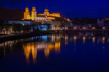 Fototapeta na wymiar Passau, oświetlone Stare Miasto