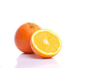 Orangen auf weißem Hintergrund