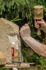 Bildhauer beim Bearbeiten einer Skulptur