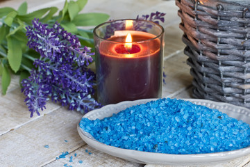 Obraz na płótnie Canvas Sea salt in bowl with candle and lavender on white wooden backg