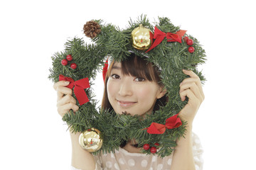 クリスマス　リースから覗く女性