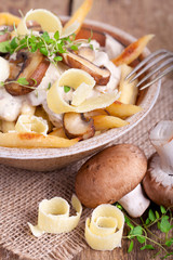 Kartoffelnudeln mit frischen Pilzen und Kräutern