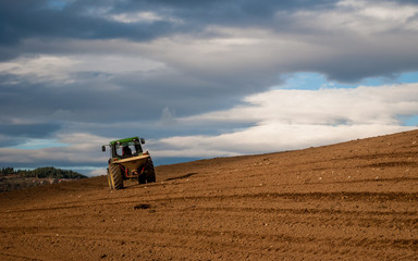 Naklejka premium Traktor auf einem Feld
