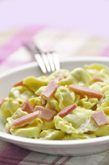 tortellini con panna e prosciutto cotto