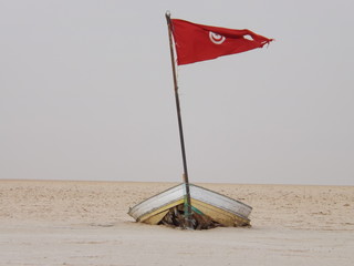 samotna łódź na pustyni solnej