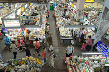Fototapeta premium Unidentified shoppers at Warorot market