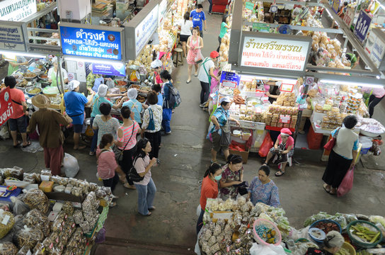 Unidentified shoppers at Warorot market