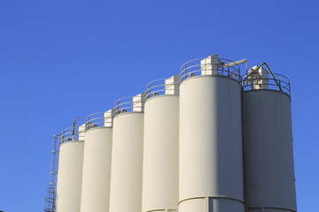 Silos im Hafen