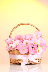 Fototapeta na wymiar bukiet kwiatów w koszyku eustoma, na żółtym tle