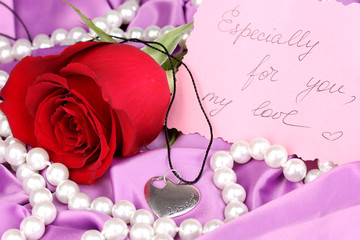 Obraz na płótnie Canvas Heart pendant with red rose