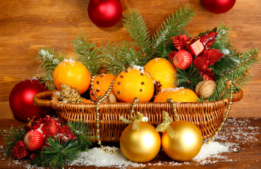 Fototapeta na wymiar Skład Boże Narodzenie w koszyku z pomarańczy i jodły,