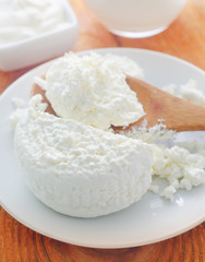 Fototapeta na wymiar Produkty mleczne, świeże Domek w białym talerzu