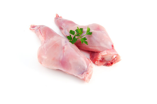 cuisse de lapin crues sur fond blanc
