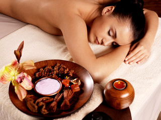 Obraz na płótnie Canvas kobieta po masażu w salonie spa