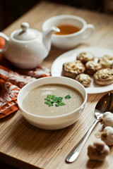 Fototapeta na wymiar Porcja zupa grzybowa z herbaty