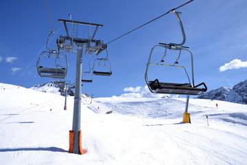 Fototapeta na wymiar Wyciąg krzesełkowy Ski