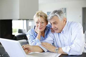 Obraz premium Senior couple connected with family on internet