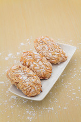 Almond cookies with white sugar
