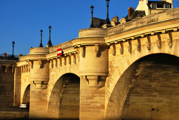 Obraz premium Pont Neuf au dessus de la Seine à Paris, France