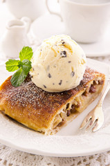 apfelstrudel mit vanillaeis