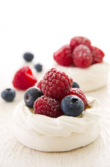 meringues mit firschen Beeren