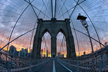Fototapeta na wymiar Brooklyn Bridge w Nowym Jorku o zmierzchu.