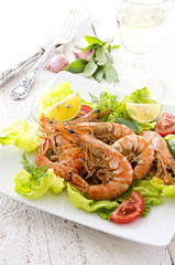 Salat mit Garnelen