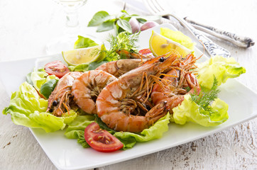 Salat mit Garnelen