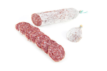 saucisson sec pur porc isolé sur fond blanc