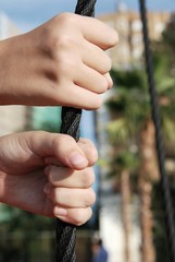 Manos haciendo fuerza