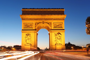 Fototapeta na wymiar Słynny Łuk Triumfalny w wieczór, Paryż, Francja