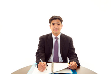 書類にサインをする笑顔のビジネスマン