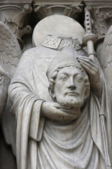 Obraz premium Une statue de Notre-Dame de Paris