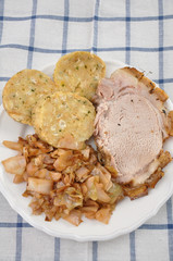 Schweinebraten mit Semmelknödel und Kraut