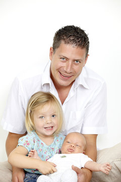 alleinerziehender junger vater mit tochter und sohn
