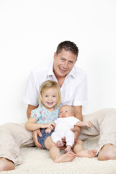 alleinerziehender junger vater mit tochter und sohn
