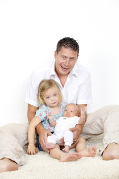 alleinerziehender junger vater mit tochter und sohn