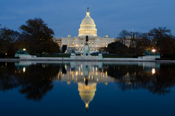 Obraz premium Widok na Kapitol w Waszyngtonie o zmierzchu