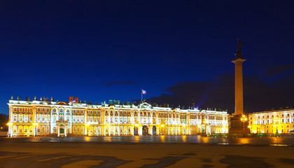 Fototapeta na wymiar Pałac Zimowy od Placu Pałacowego w nocy