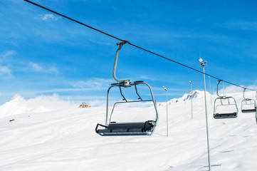 Fototapeta na wymiar Wyciąg narciarski na jasny zimowy dzień