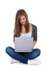 Attraktives Mädchen mit Laptop