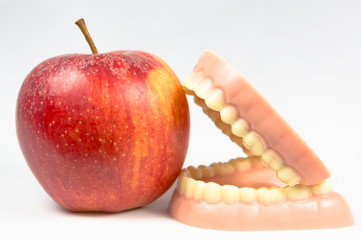 Zahnprothese mit Apfel