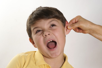 Junge wird am Ohr gezogen