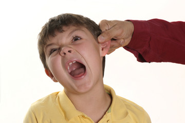 Junge wird am Ohr gezogen