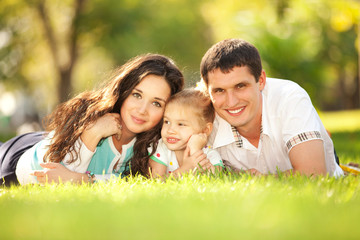 Fototapeta na wymiar Szczęśliwa matka, ojciec i córka w parku
