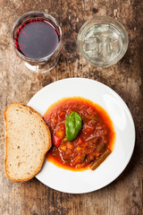 Gulasch in einem weißen Teller