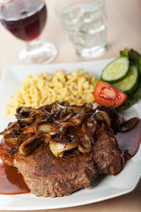 Zwiebelrostbraten mit Spätzle