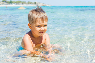 Fototapeta na wymiar Cute boy playing in the sea