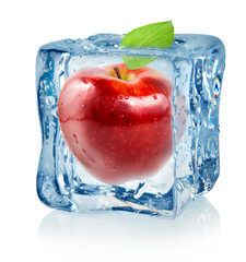 Eiswürfel und roter Apfel