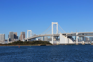 Fototapeta na wymiar Rainbow Bridge w Tokio, Japonia